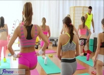 Alumnas seducen a su monitor de fitness - FitnessRooms