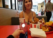 Controla el vibrador de su novia con el movil en un KFC Real
