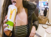 Casi son pillados teniendo sexo arriesgado en un McDonald's REAL