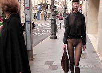 Se pasea sin falda y en ropa transparente por el centro de Madrid