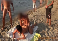 Comparte a su mujer con curiosos en una playa nudista