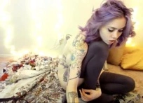 Emo tatuada juega por la webcam para sus fans
