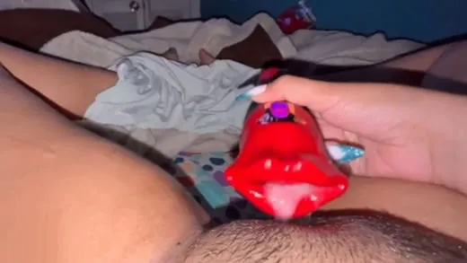 Imagen del video Estimula su clítoris con su nuevo juguete sexual