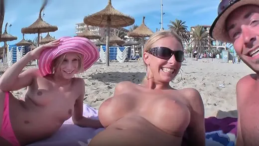 Imagen del video Un día de playa y sexo con Paris Pink