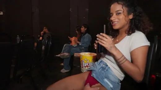 Imagen del video Isabella Jules se deja tocar el coño en el cine