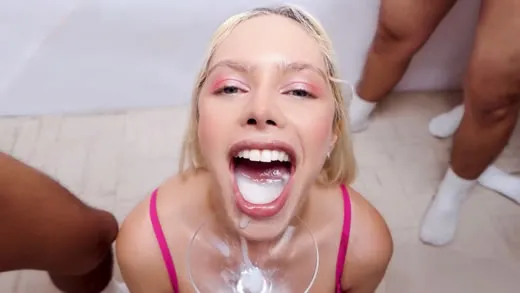 Imagen del video Vivian Lola bebiendo muchas corridas en un gangbang