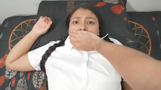 Imagen del video Colegiala colombiana obedece a su tío