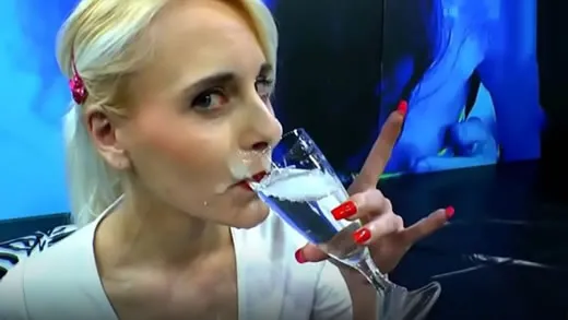 Imagen del video Bukkake alemán con una rubia angelical